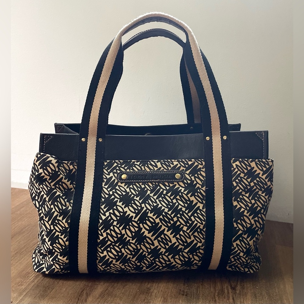 WOMANS TOMMY HILFIGER BLACK TAN DOUBLE STRAP PURSE BAG TOTE
